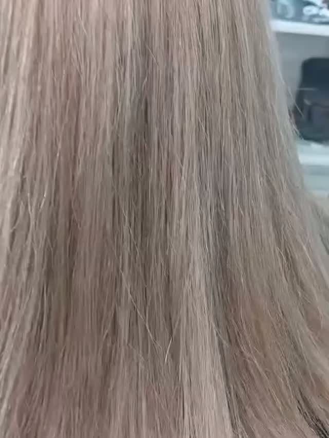 Cabello liso rubio con brillo tras tratamiento capilar