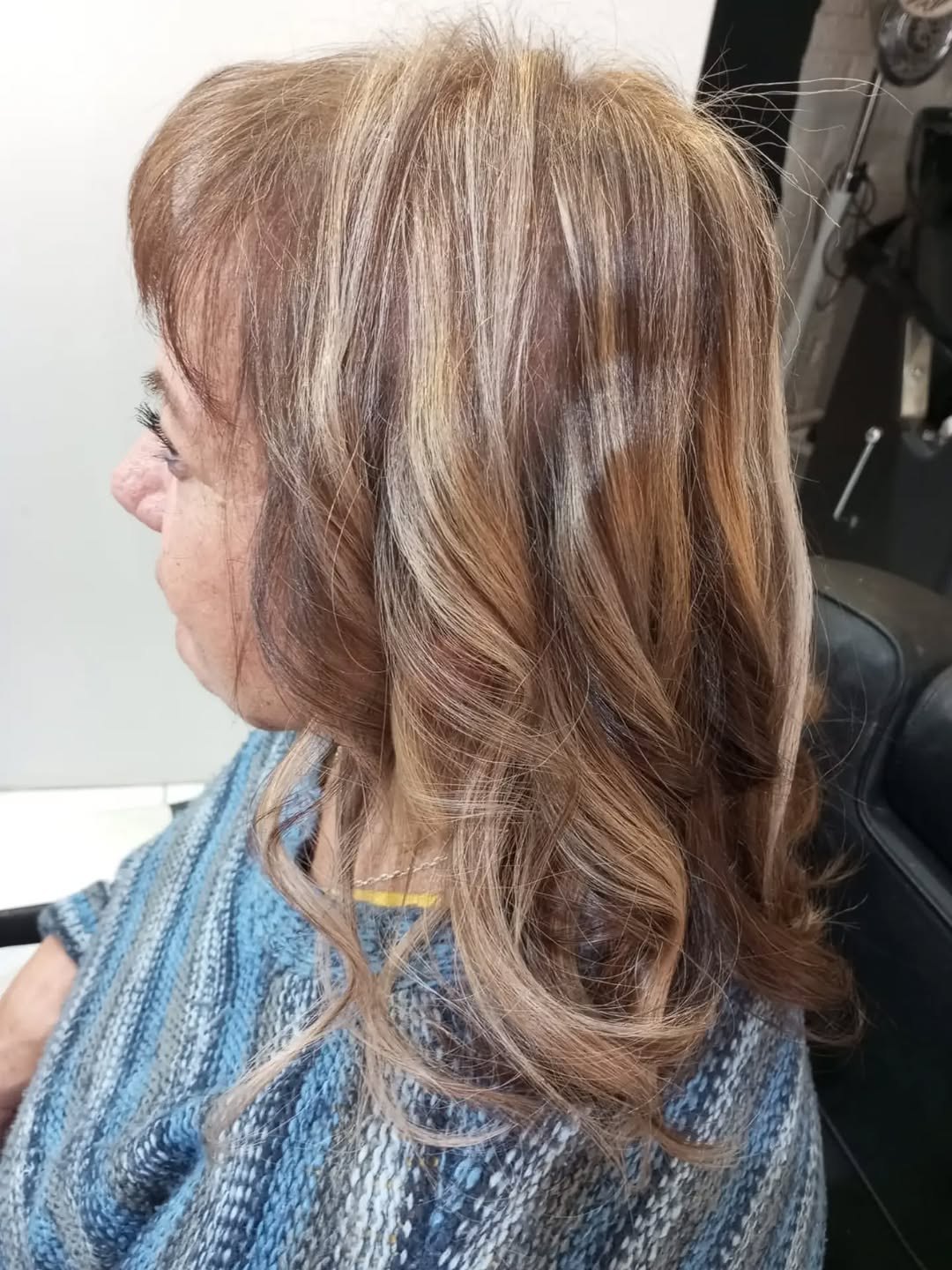 Clienta con ondas y color realizado en el salón