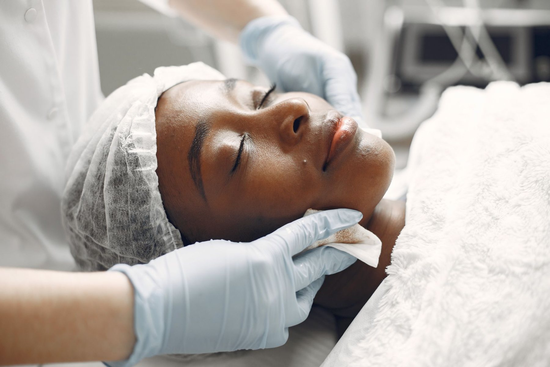 Limpieza facial profesional en cabina de estética