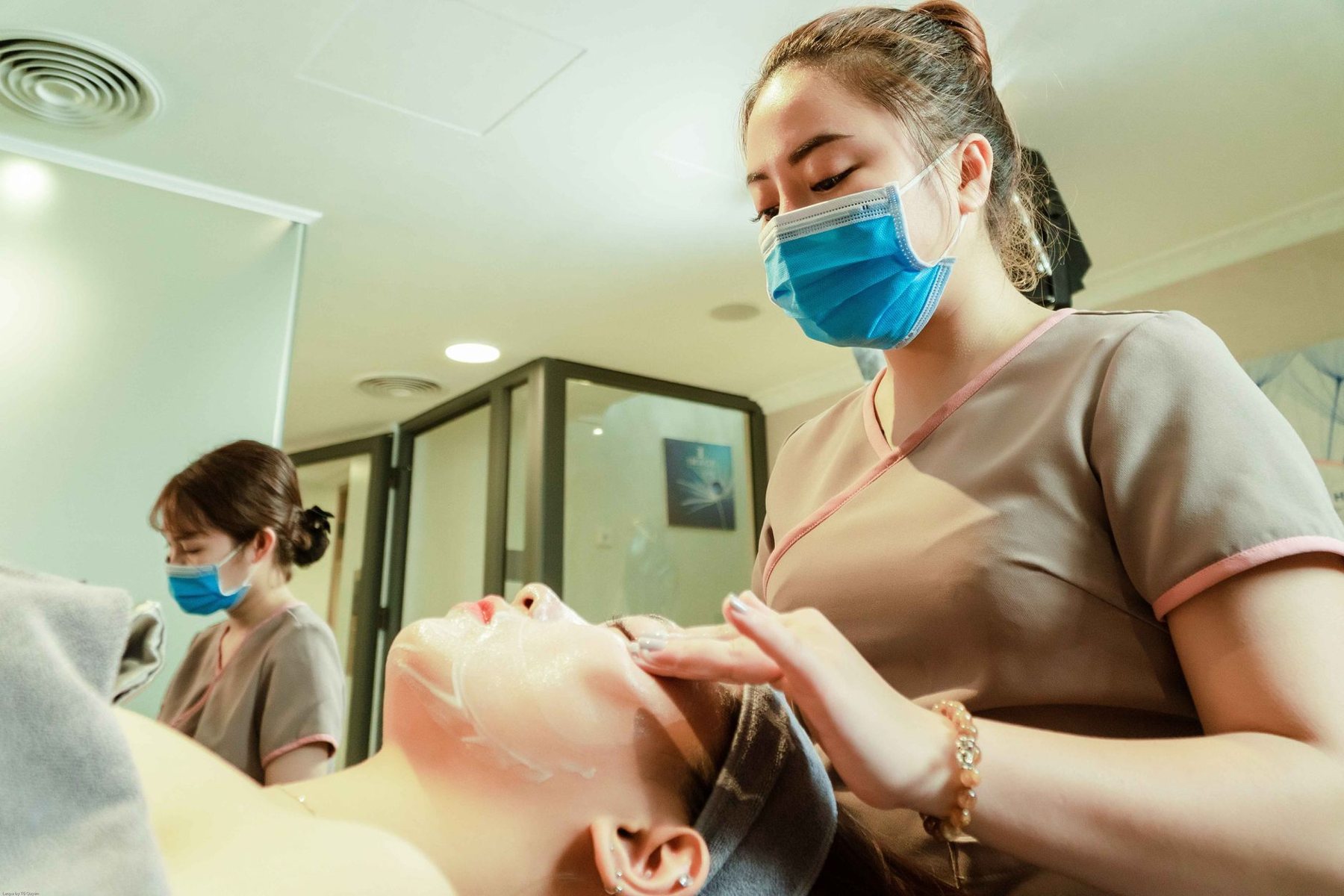 Tratamiento facial en cabina de estética